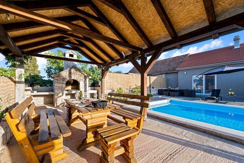 Olive Tree House With Jacuzzi, Wifi And 40M2 Pool Βίλα Siritovci Εξωτερικό φωτογραφία