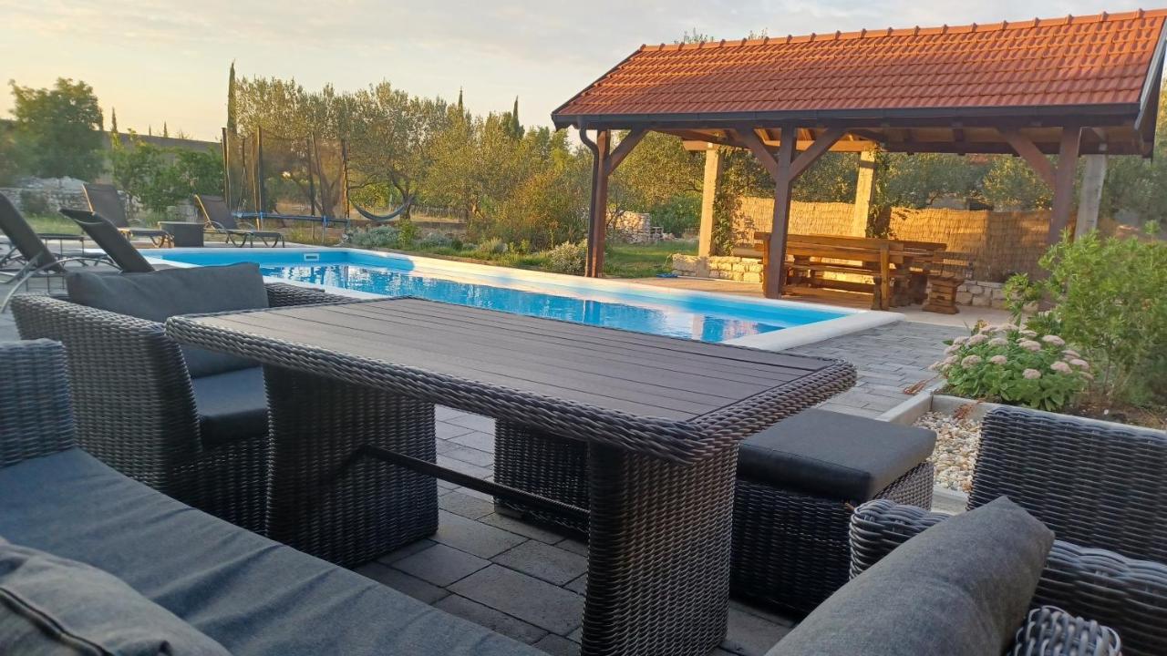 Olive Tree House With Jacuzzi, Wifi And 40M2 Pool Βίλα Siritovci Εξωτερικό φωτογραφία
